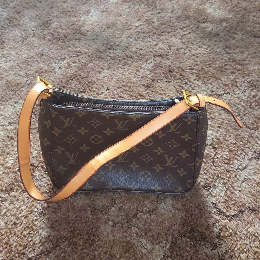 This is a beautiful Louis vuitton hand bag.